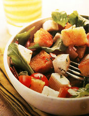 Brot-Kaese-Salat mit Cocktailtomaten.jpg